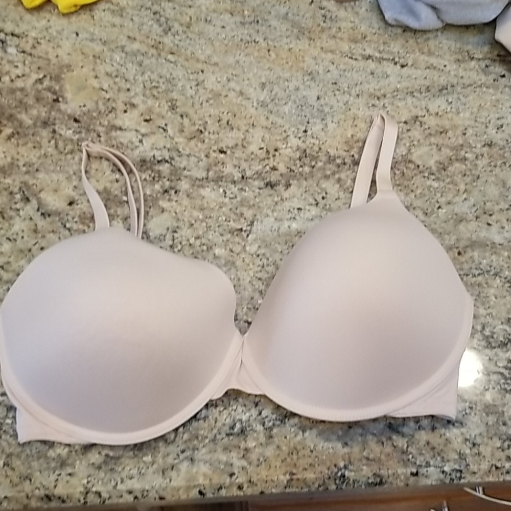 T shirt 36 DDD Bra 20$ each I have (2)